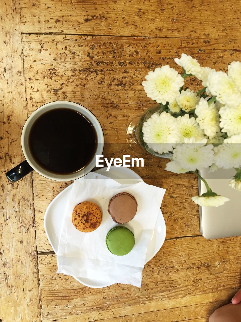 HIGH ANGLE VIEW OF BREAKFAST IN BOWL