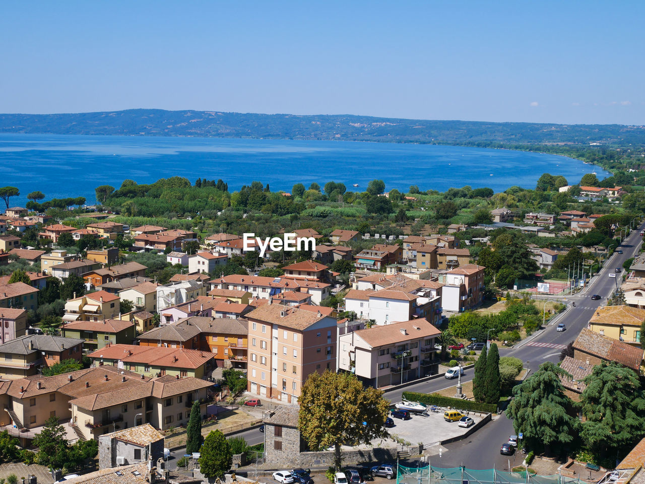 HIGH ANGLE VIEW OF TOWNSCAPE BY SEA