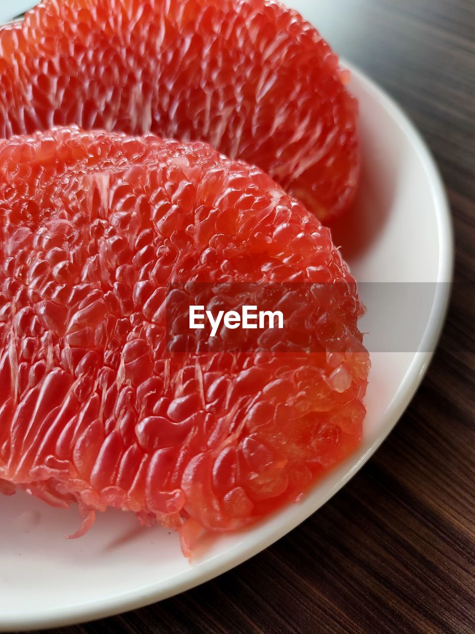 CLOSE-UP OF STRAWBERRY IN PLATE