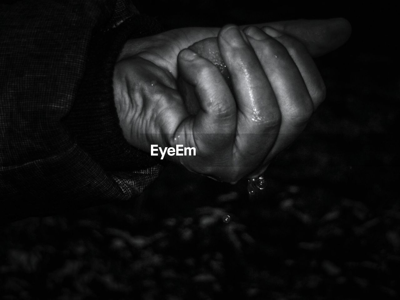 CLOSE-UP OF HANDS HOLDING BABY