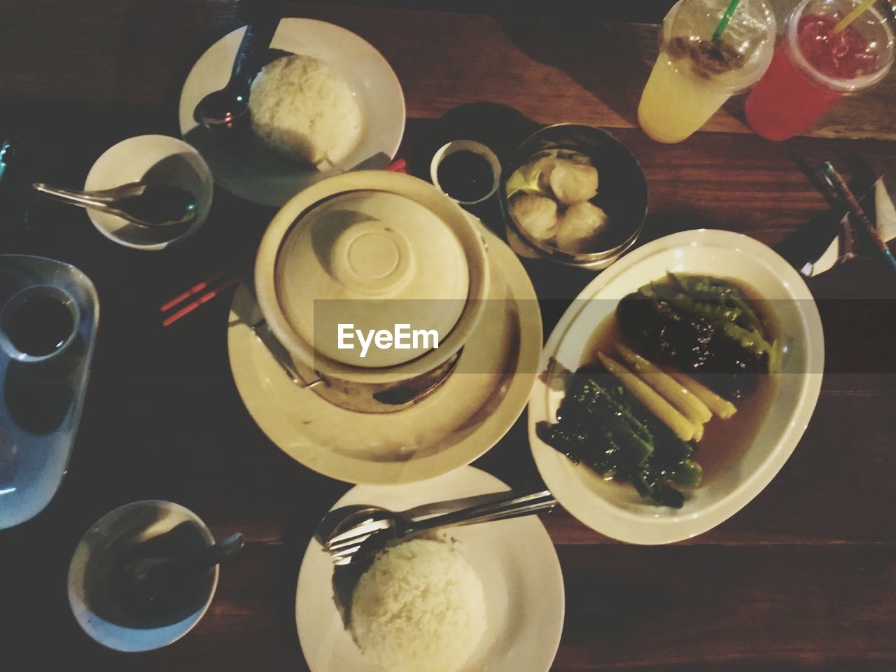 HIGH ANGLE VIEW OF TEA IN PLATE ON TABLE