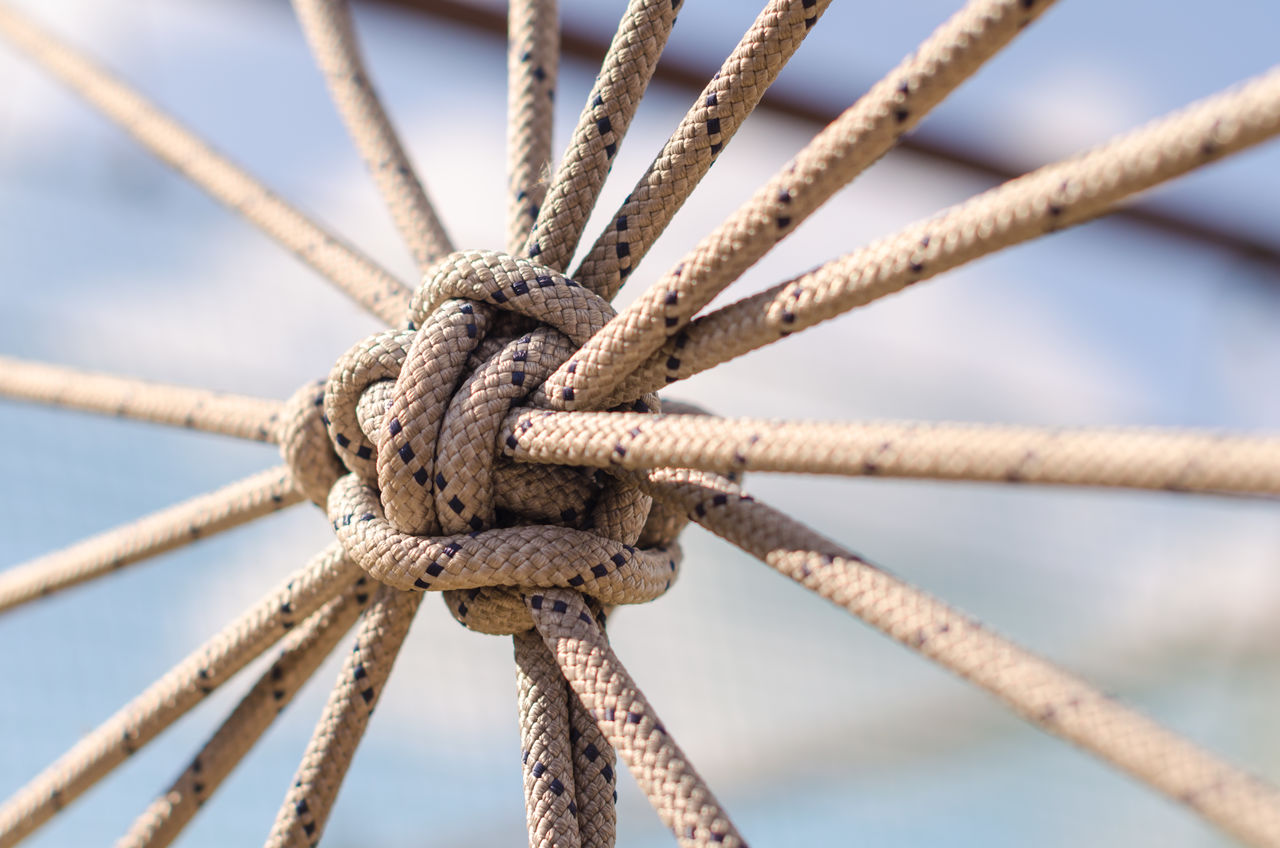 CLOSE-UP OF ROPE TIED ON METAL CHAIN