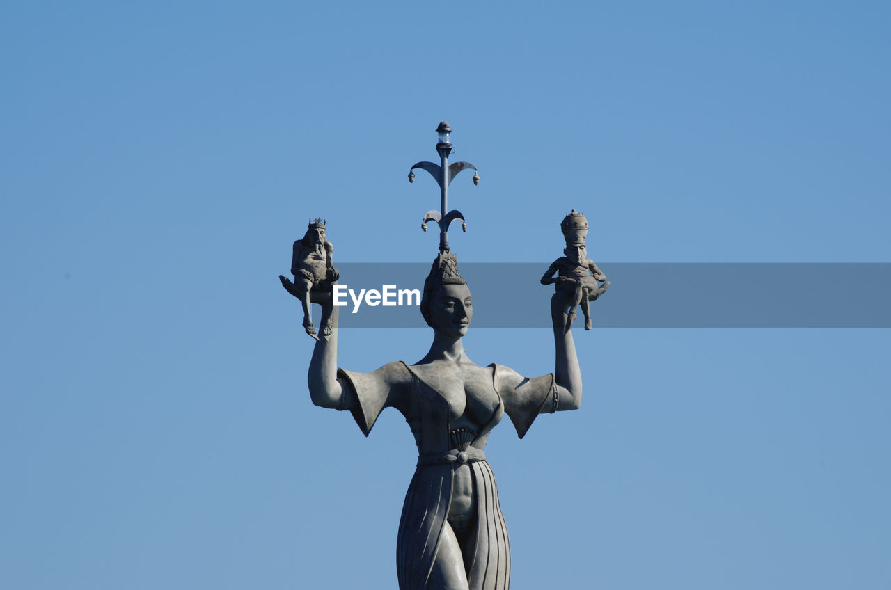 LOW ANGLE VIEW OF STATUE AGAINST CLEAR BLUE SKY