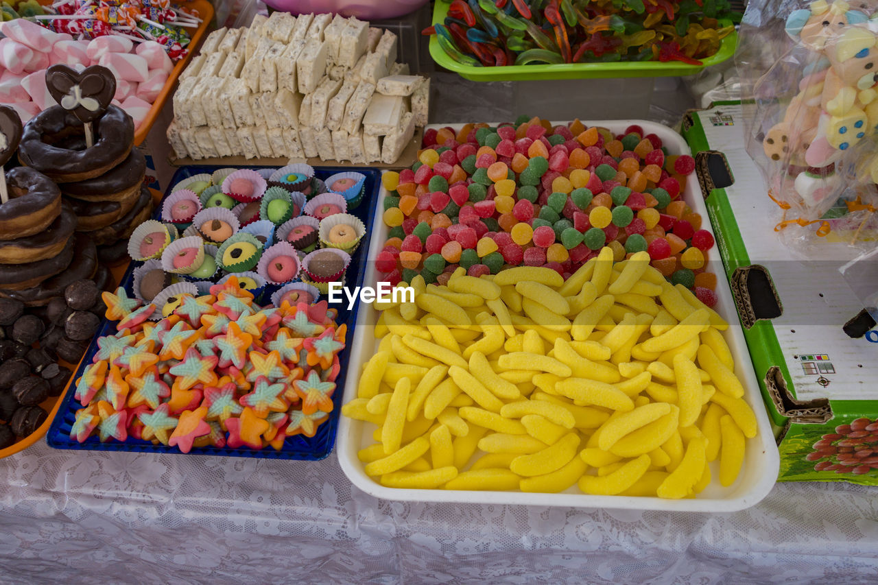 HIGH ANGLE VIEW OF MULTI COLORED VEGETABLES FOR SALE AT MARKET STALL