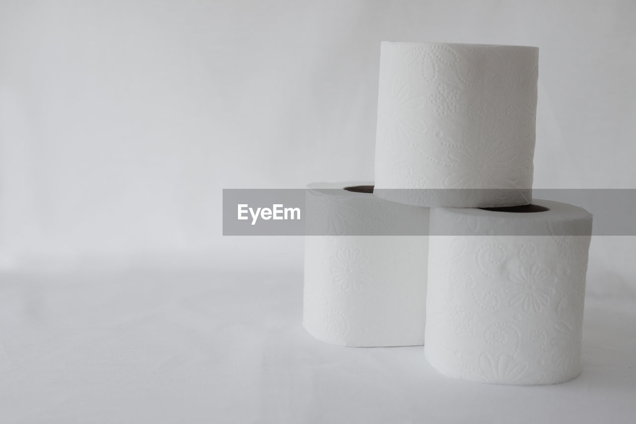 paper towel, toilet paper, cylinder, paper, indoors, white, rolled up, no people, copy space, studio shot, simplicity, hygiene, ceramic, close-up, lighting, still life