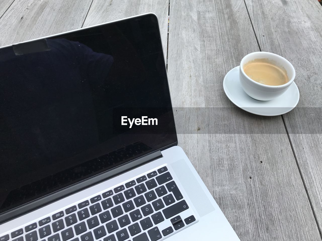 HIGH ANGLE VIEW OF COFFEE CUP AND TABLE