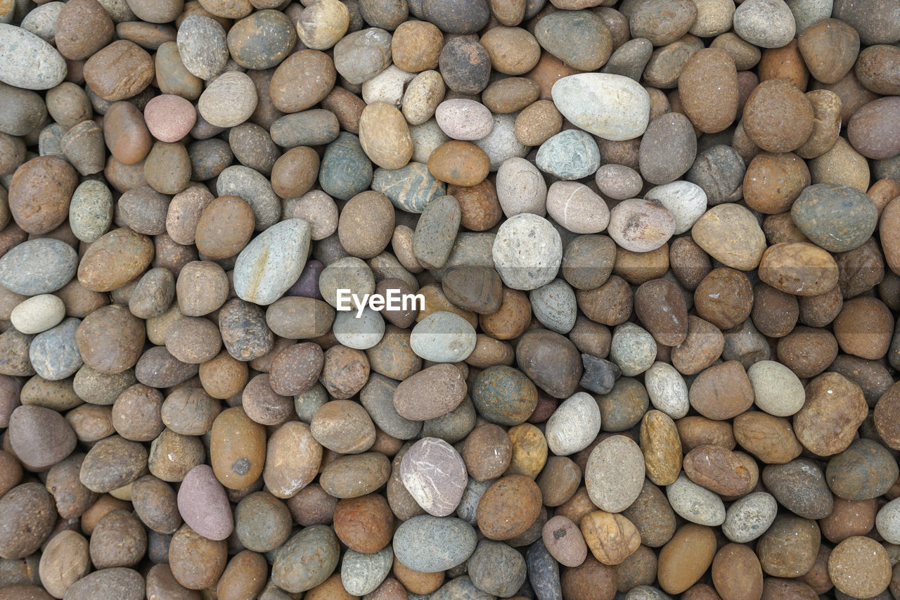 FULL FRAME SHOT OF PEBBLES ON GROUND