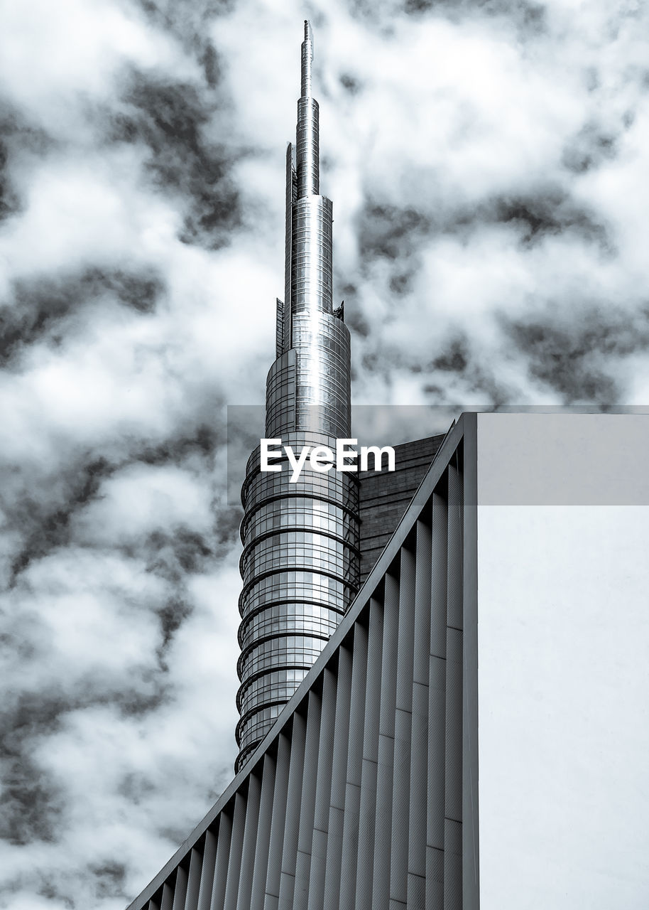 LOW ANGLE VIEW OF MODERN BUILDING AGAINST CLOUDY SKY