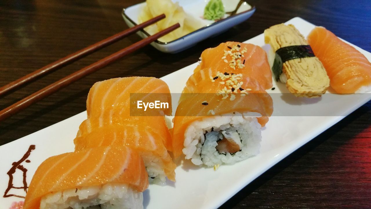 CLOSE-UP OF SUSHI ON PLATE