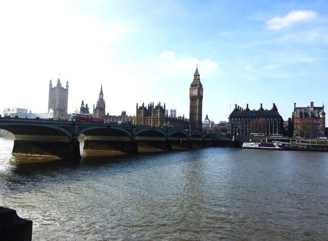 BRIDGE OVER THAMES RIVER IN CITY
