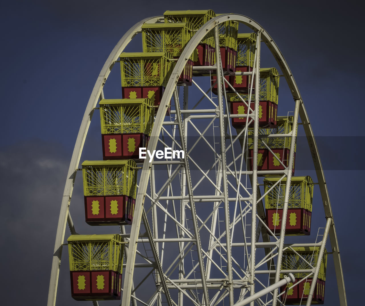 LOW ANGLE VIEW OF FERRIS WHEEL