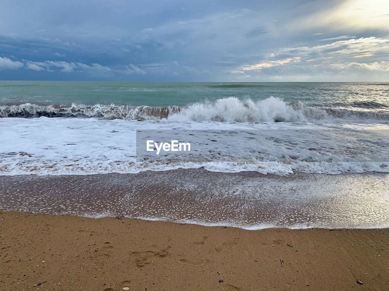 SCENIC VIEW OF SEA WAVES AGAINST SKY