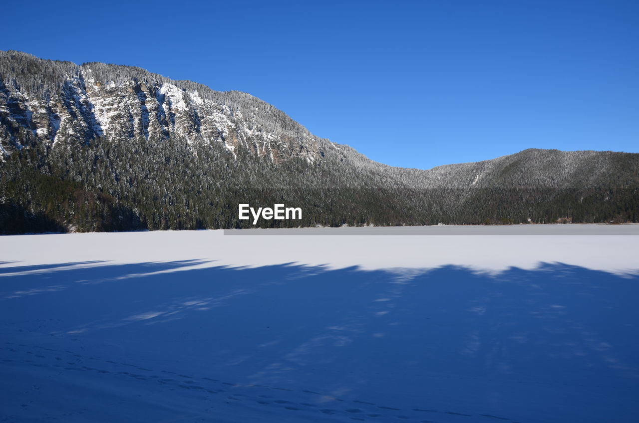 SCENIC VIEW OF SNOWCAPPED MOUNTAIN AGAINST CLEAR BLUE SKY