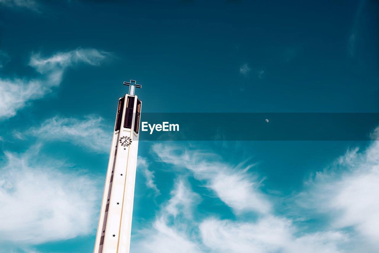 LOW ANGLE VIEW OF COMMUNICATIONS TOWER AGAINST SKY