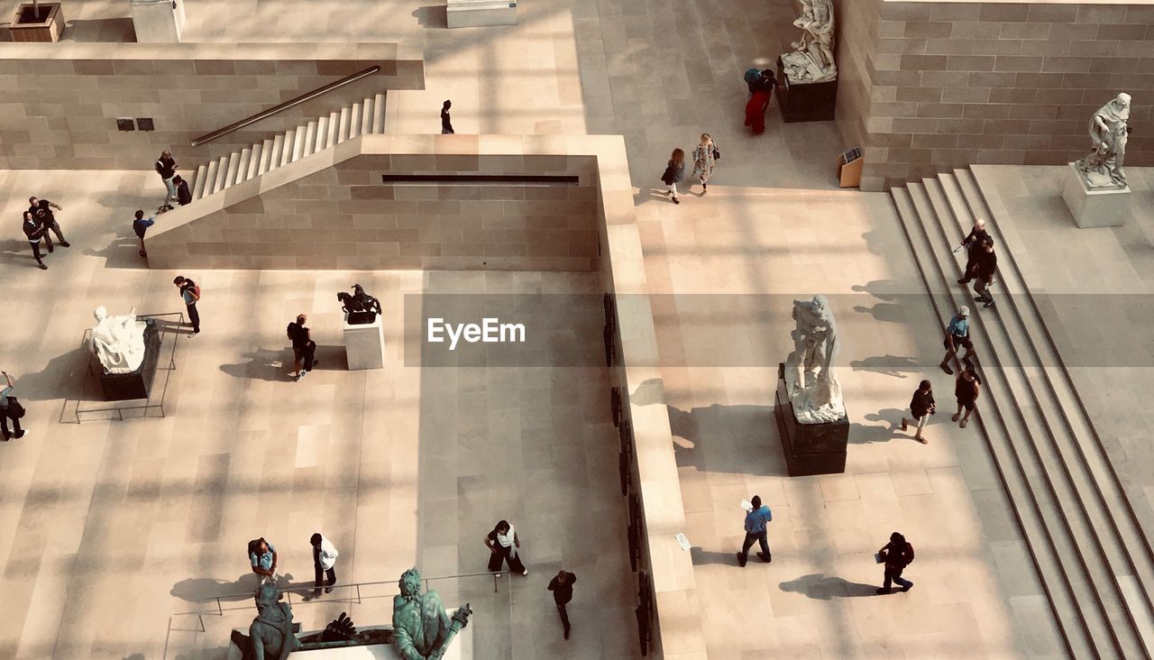 PEOPLE WALKING ON ESCALATOR