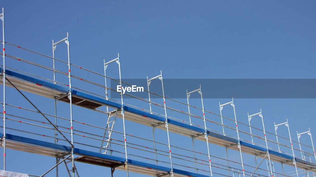 LOW ANGLE VIEW OF BUILT STRUCTURE AGAINST CLEAR SKY