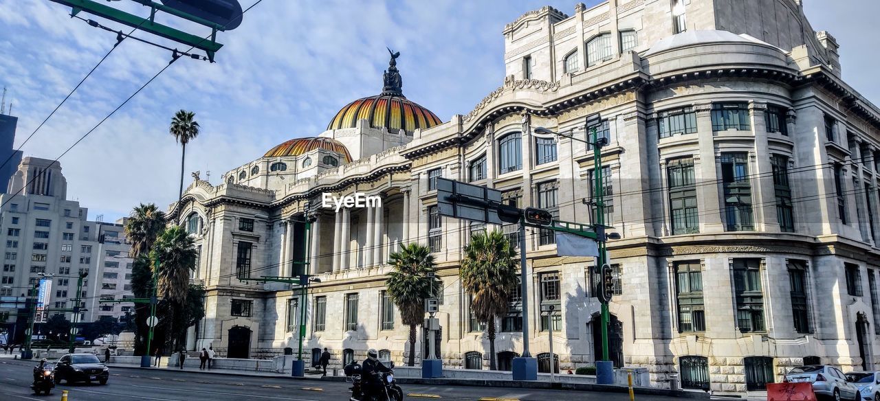 LOW ANGLE VIEW OF BUILDINGS IN CITY