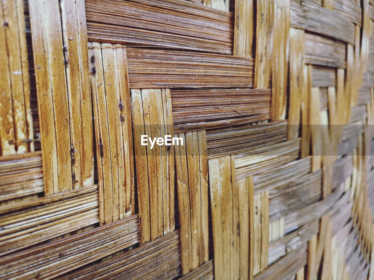 FULL FRAME SHOT OF WOODEN PLANKS