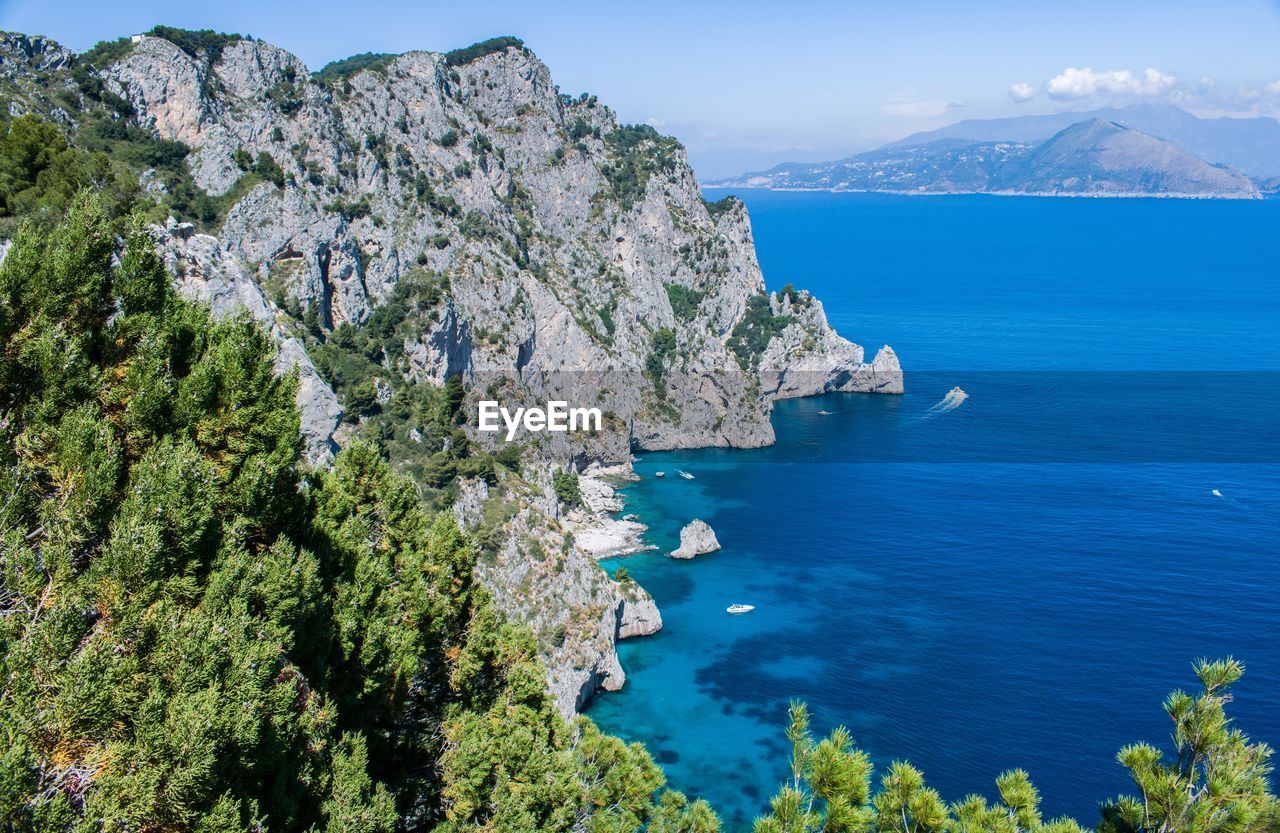 SCENIC VIEW OF SEA BY MOUNTAINS AGAINST SKY