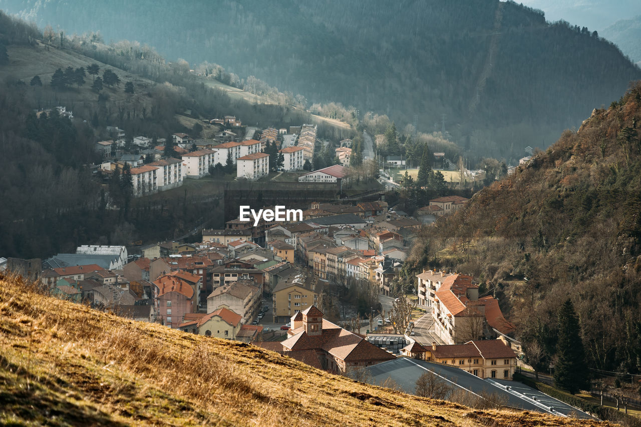 HIGH ANGLE VIEW OF TOWNSCAPE AND MOUNTAINS