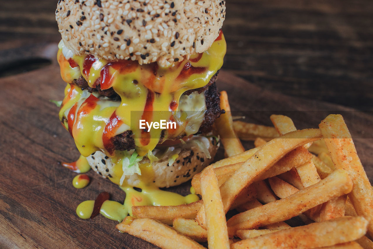 CLOSE-UP OF BURGER ON BARBECUE