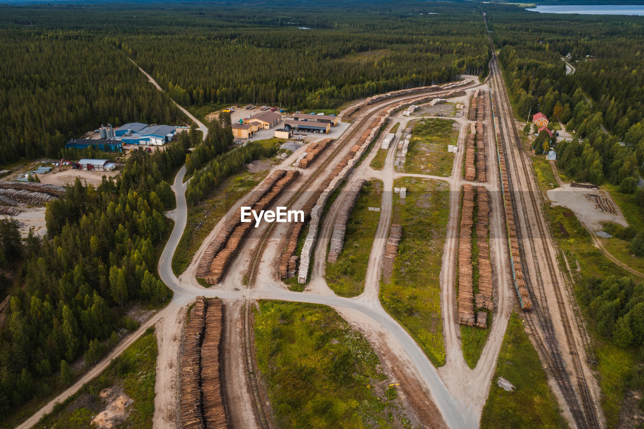 HIGH ANGLE VIEW OF HIGHWAY AMIDST TREES