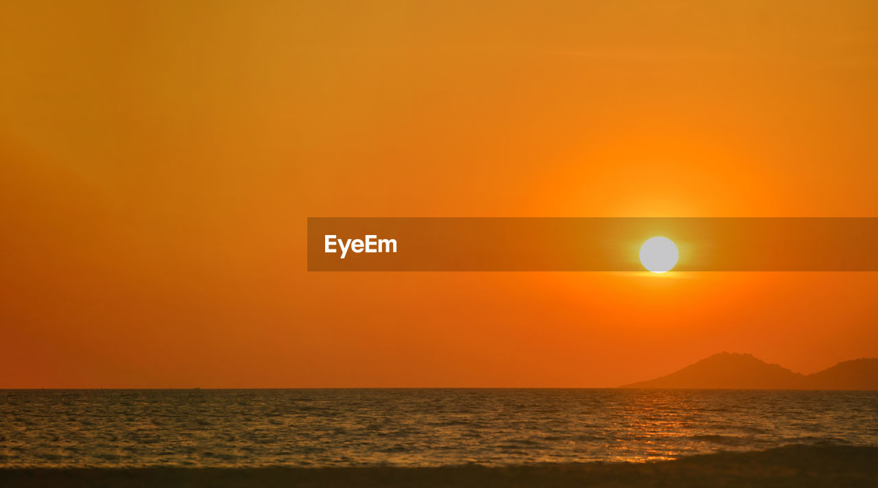 sea, sky, water, sunset, beauty in nature, scenics - nature, tranquility, sun, tranquil scene, horizon over water, horizon, orange color, nature, land, afterglow, idyllic, sunlight, beach, no people, dramatic sky, environment, seascape, travel destinations, outdoors, travel, yellow, ocean, copy space, landscape, urban skyline, silhouette, dawn, non-urban scene, vacation, reflection, trip, holiday, awe, summer, tourism, red sky at morning, atmospheric mood, gold, romantic sky