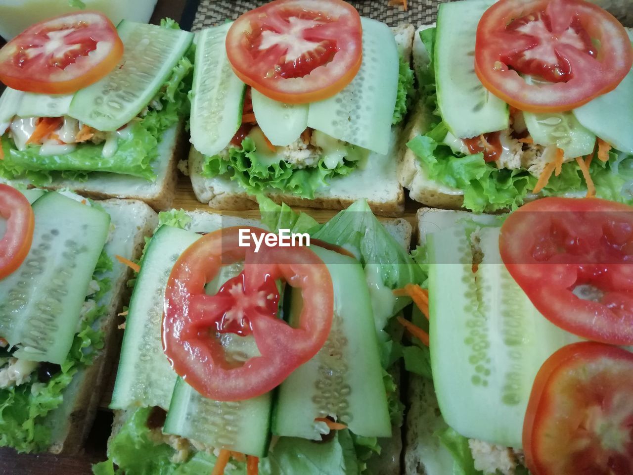 DIRECTLY ABOVE SHOT OF CHOPPED FRUITS AND VEGETABLES ON PLATE