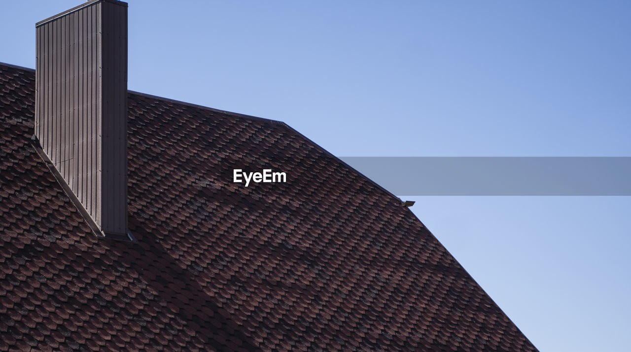 LOW ANGLE VIEW OF MODERN BUILDING AGAINST SKY