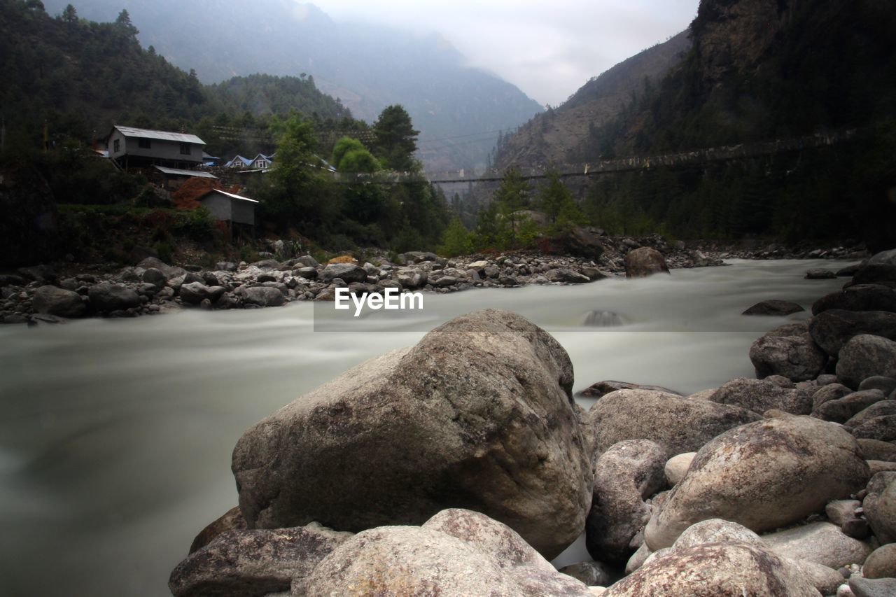 SCENIC VIEW OF RIVER AND MOUNTAINS AGAINST SKY