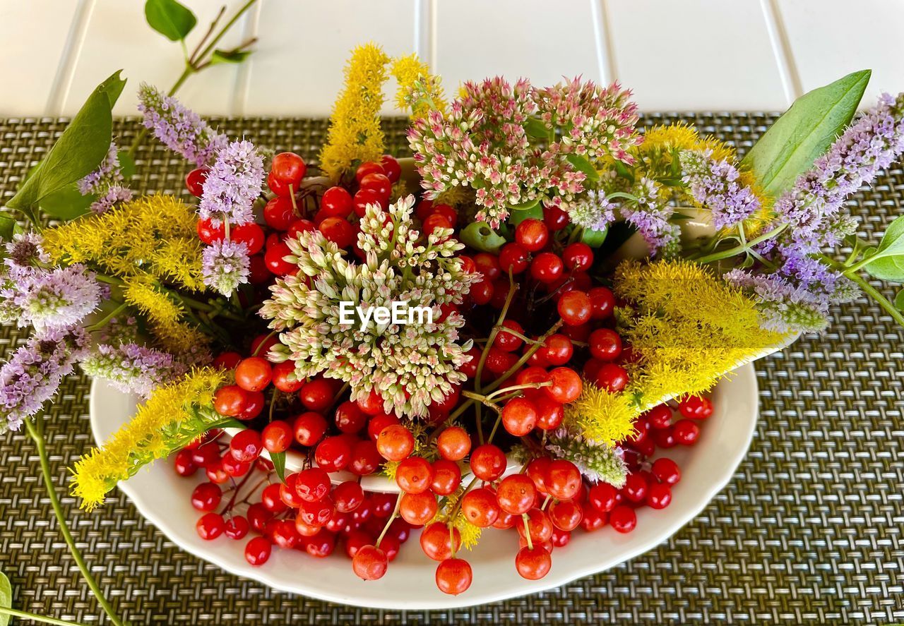 HIGH ANGLE VIEW OF CHERRIES ON TABLE