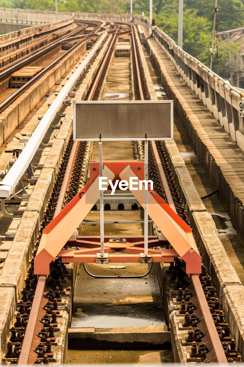 VIEW OF RAILROAD TRACKS ALONG RAILWAY BRIDGE