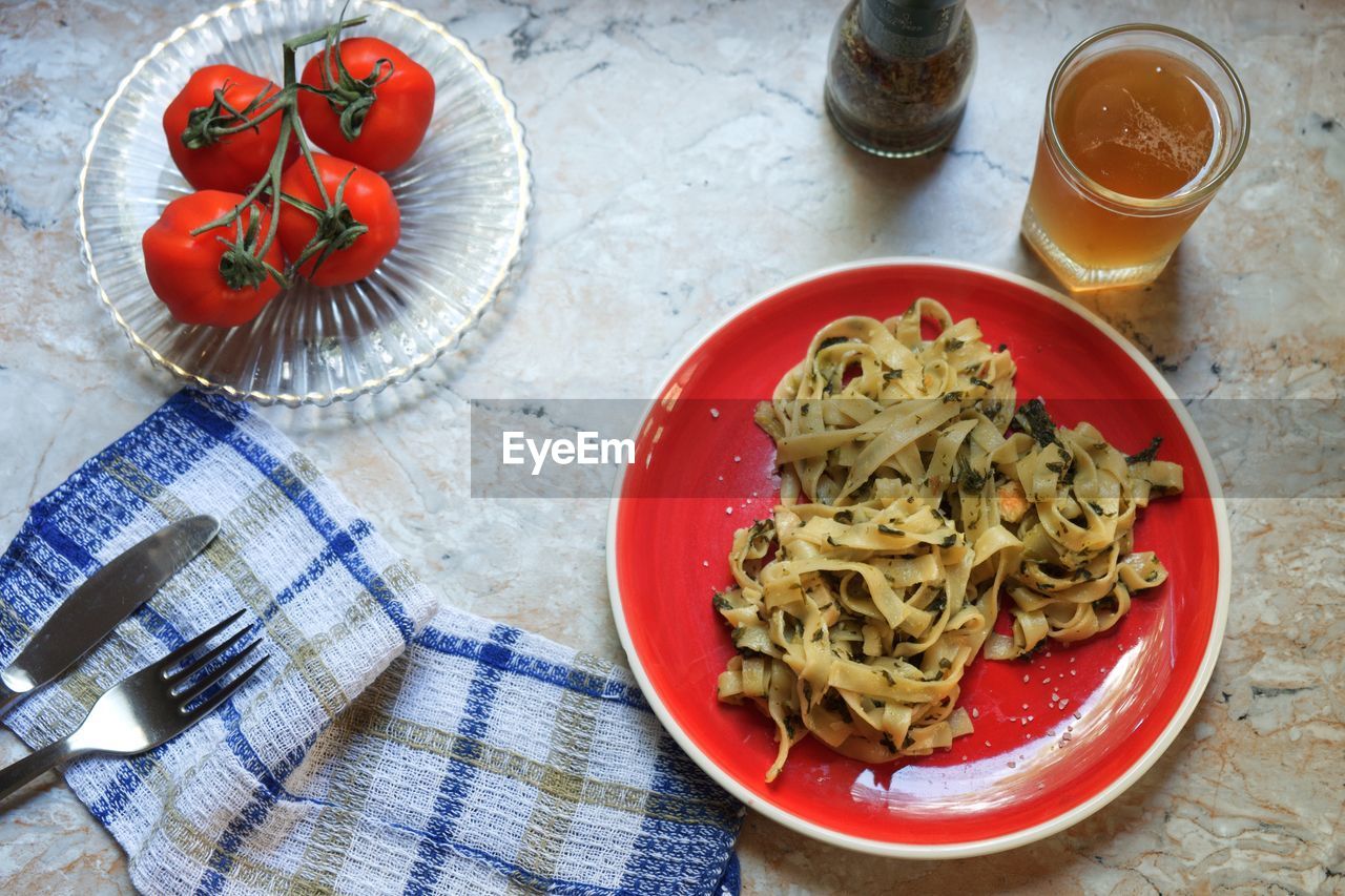 HIGH ANGLE VIEW OF FOOD ON TABLE