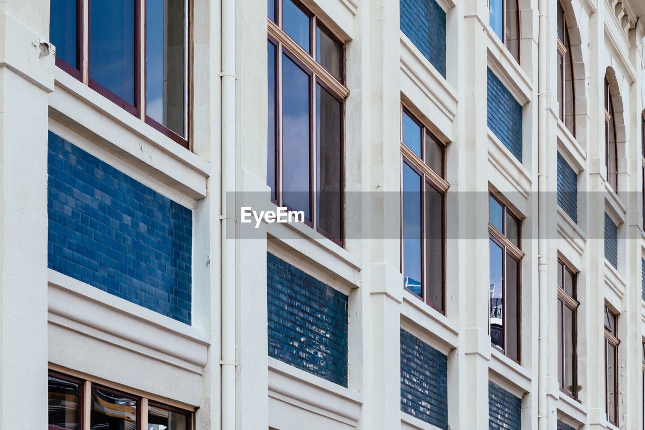 FULL FRAME SHOT OF MODERN BUILDING