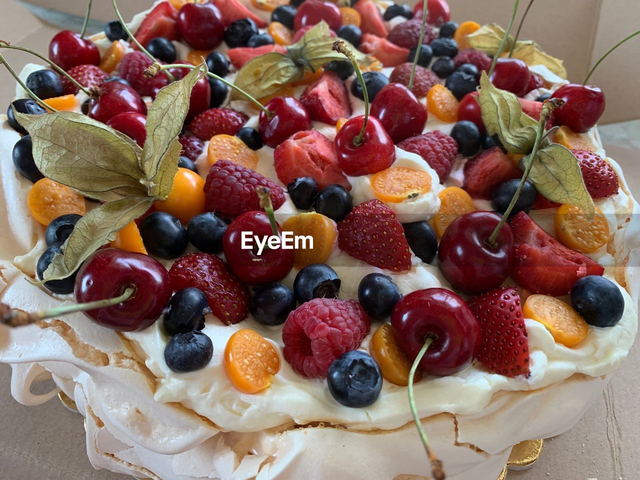 HIGH ANGLE VIEW OF STRAWBERRIES IN CONTAINER