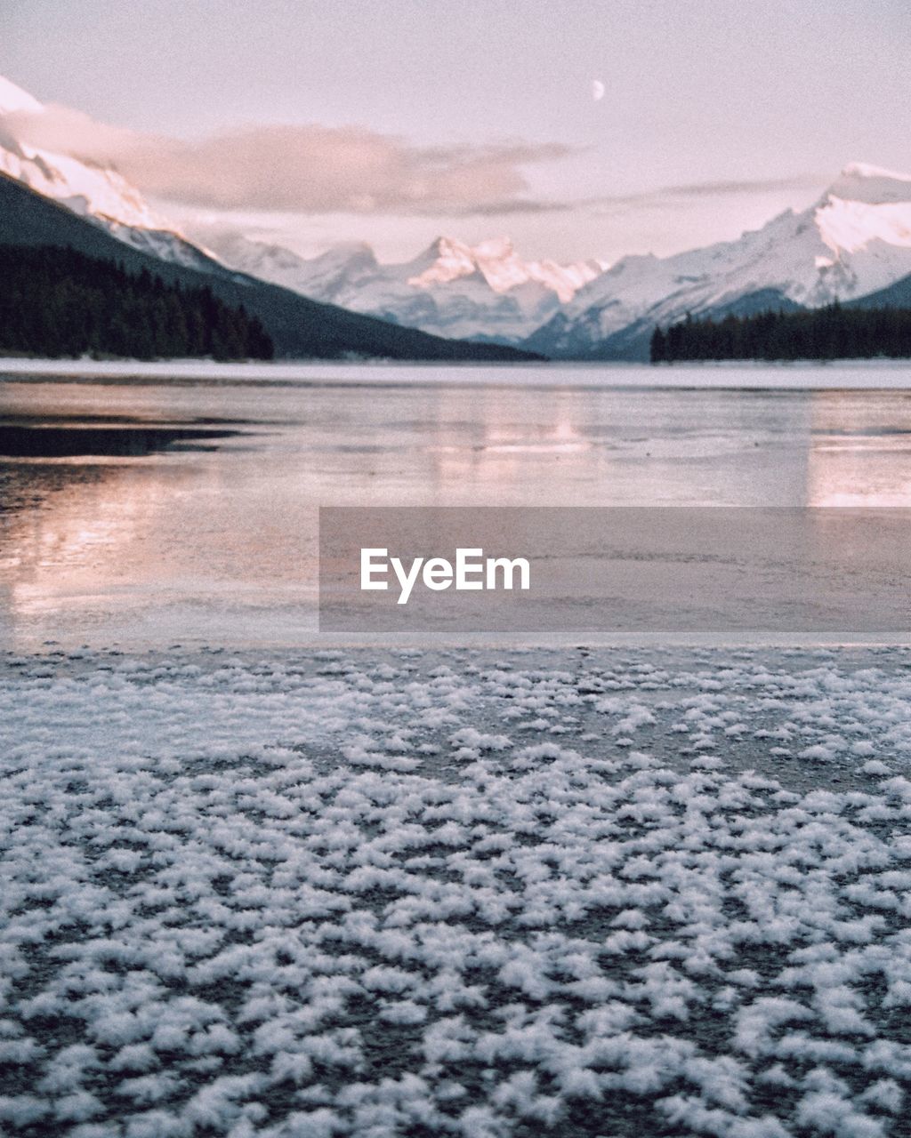 SCENIC VIEW OF LAKE AGAINST SNOWCAPPED MOUNTAINS DURING WINTER