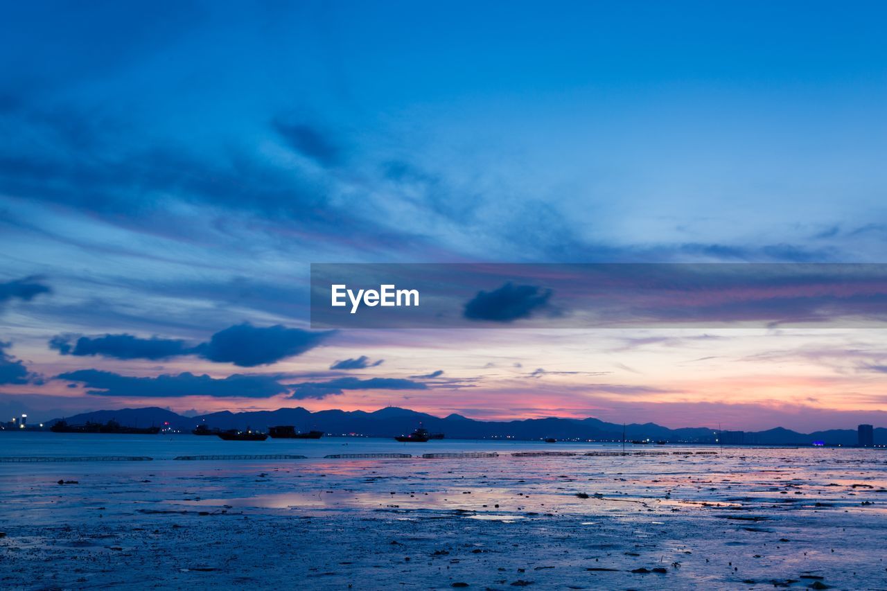 SCENIC VIEW OF DRAMATIC SKY OVER SEA