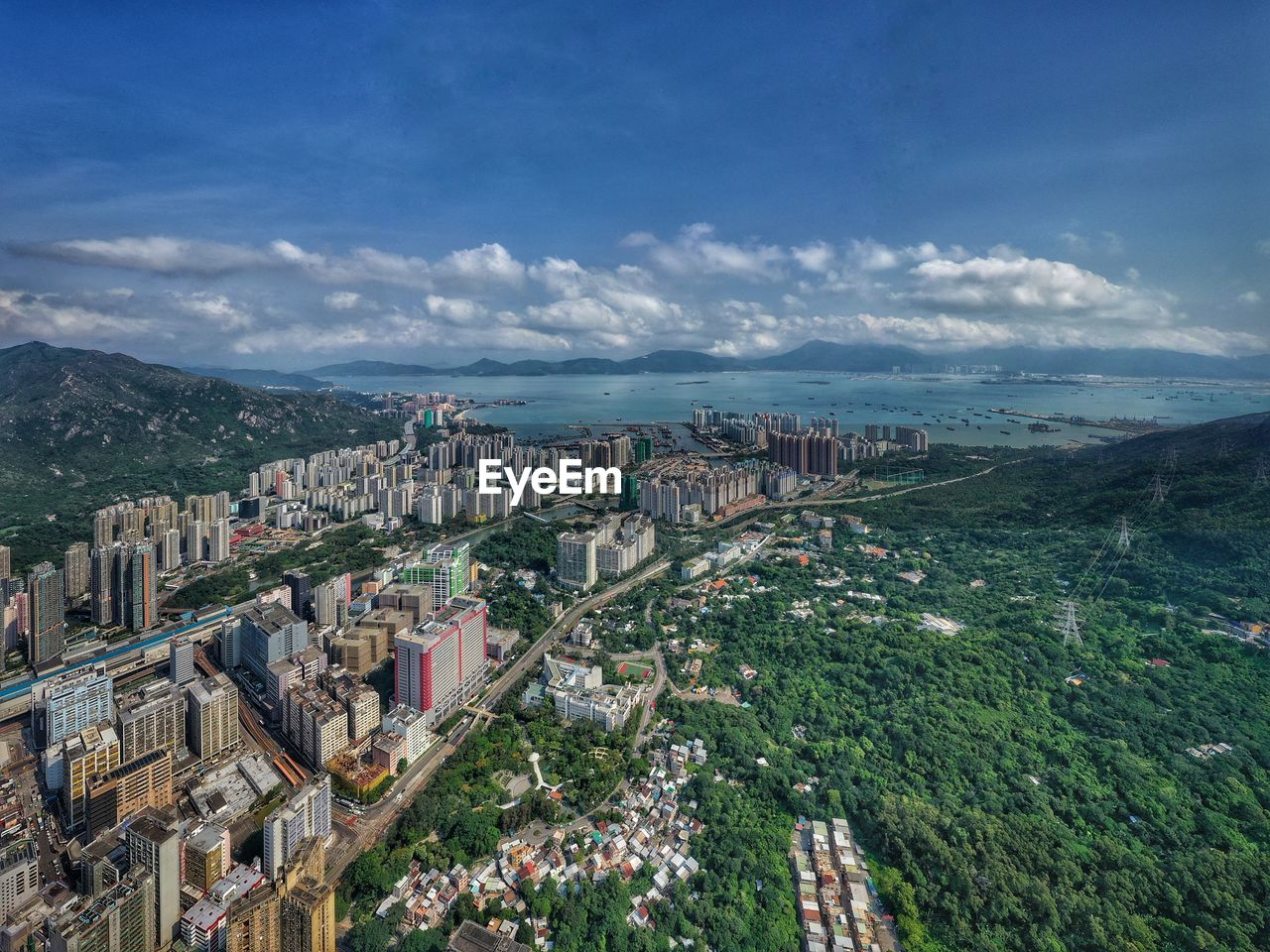 HIGH ANGLE VIEW OF TOWNSCAPE BY SEA