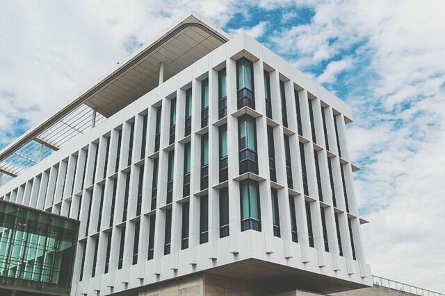 LOW ANGLE VIEW OF MODERN BUILDING AGAINST SKY