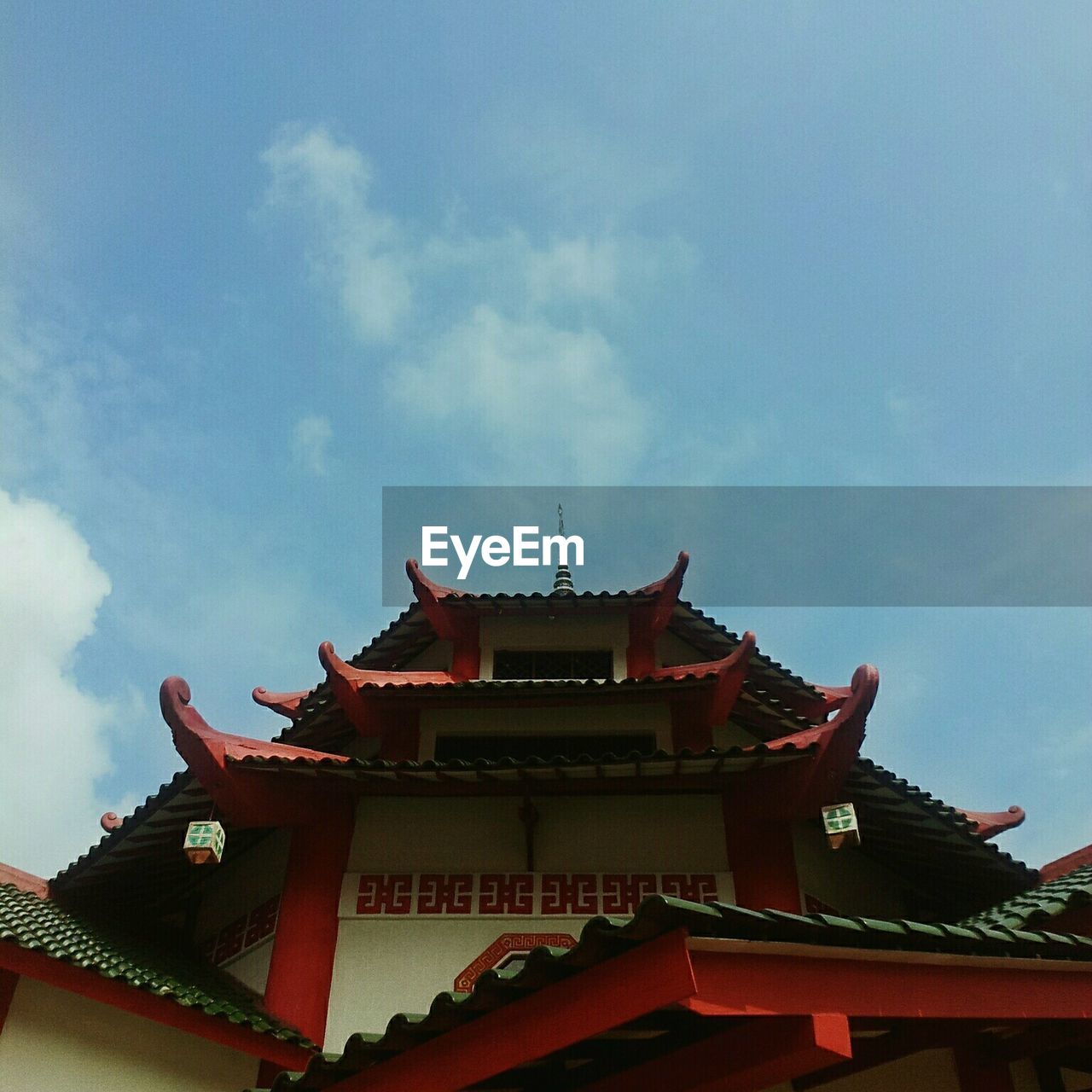 LOW ANGLE VIEW OF ROOF AGAINST SKY