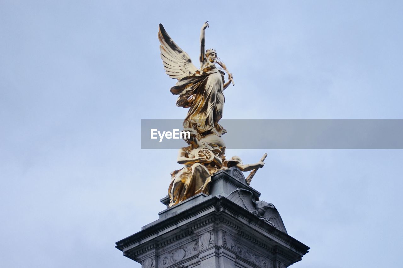 LOW ANGLE VIEW OF STATUE OF ANGEL