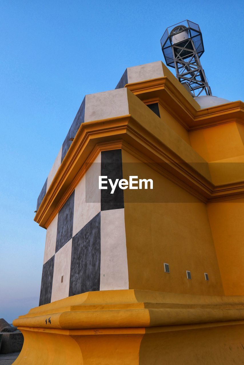 LOW ANGLE VIEW OF TRADITIONAL BUILDING AGAINST CLEAR BLUE SKY