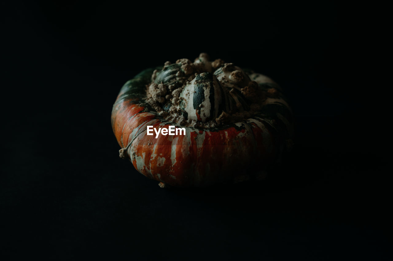 HIGH ANGLE VIEW OF PUMPKIN ON BLACK BACKGROUND