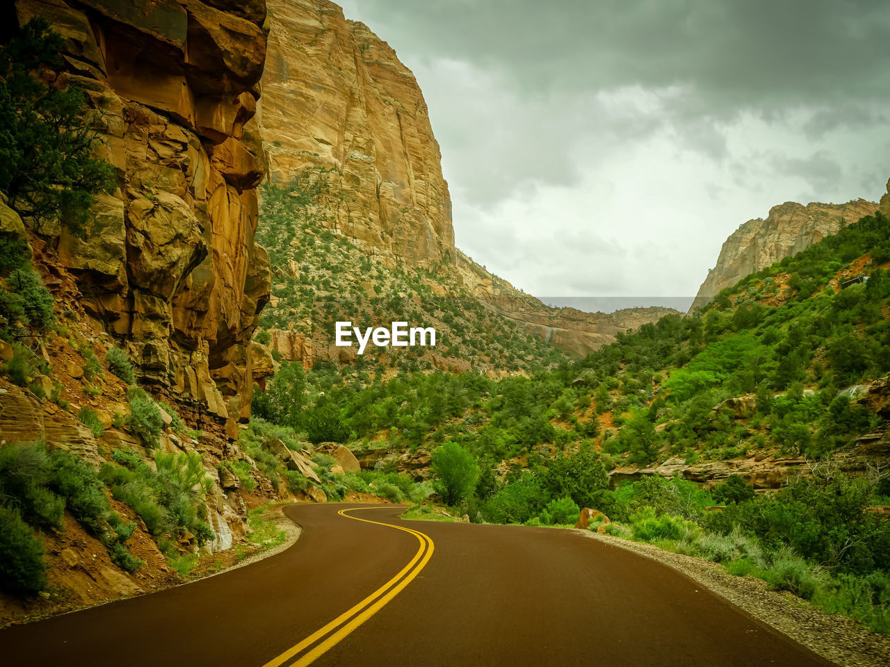 SCENIC VIEW OF ROAD BY MOUNTAINS AGAINST SKY