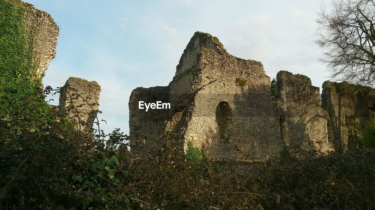 Old ruins of bishops waltham palace against sky