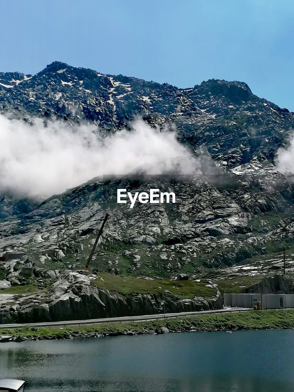 SCENIC VIEW OF LAKE AGAINST MOUNTAINS