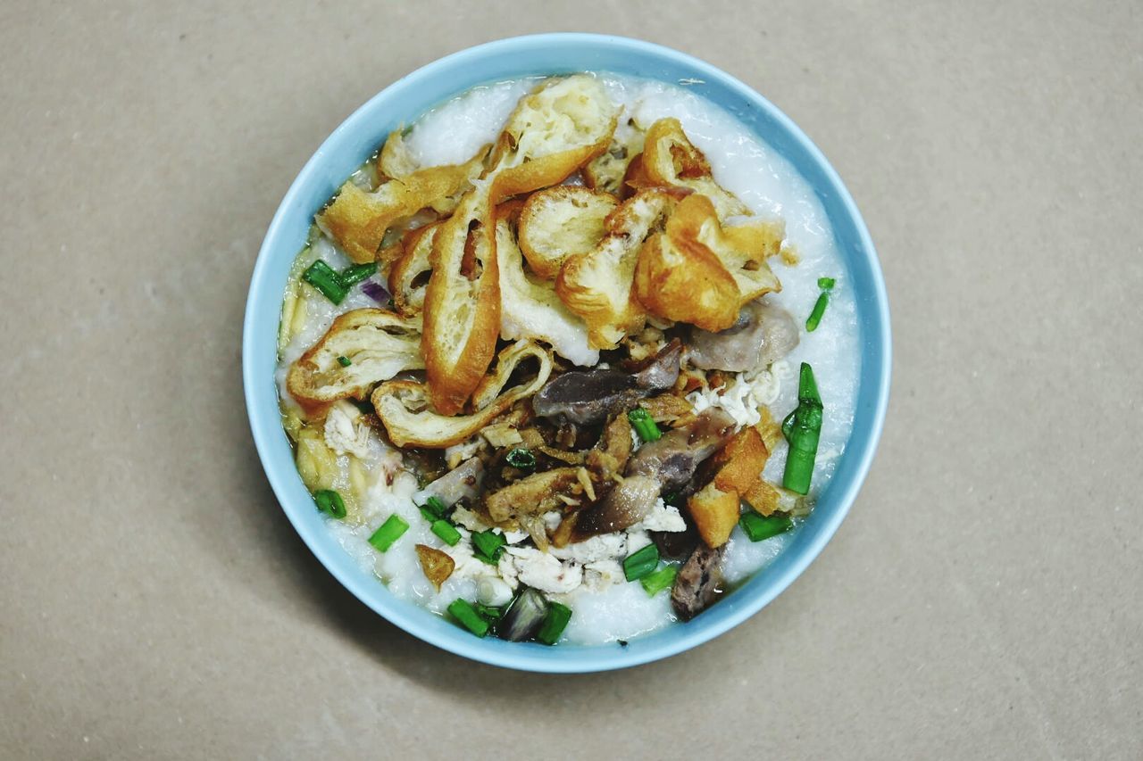 HIGH ANGLE VIEW OF RICE IN BOWL ON TABLE