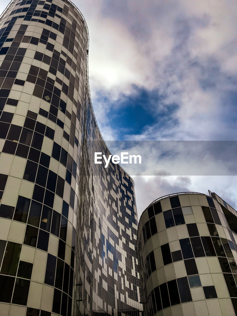 LOW ANGLE VIEW OF MODERN BUILDINGS IN CITY AGAINST SKY