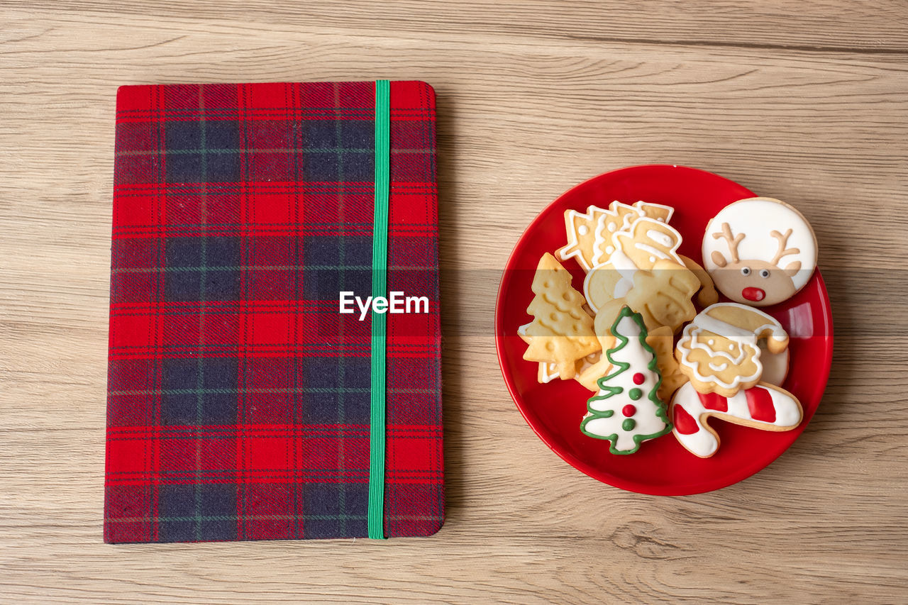 HIGH ANGLE VIEW OF COOKIES AND TEXT ON TABLE