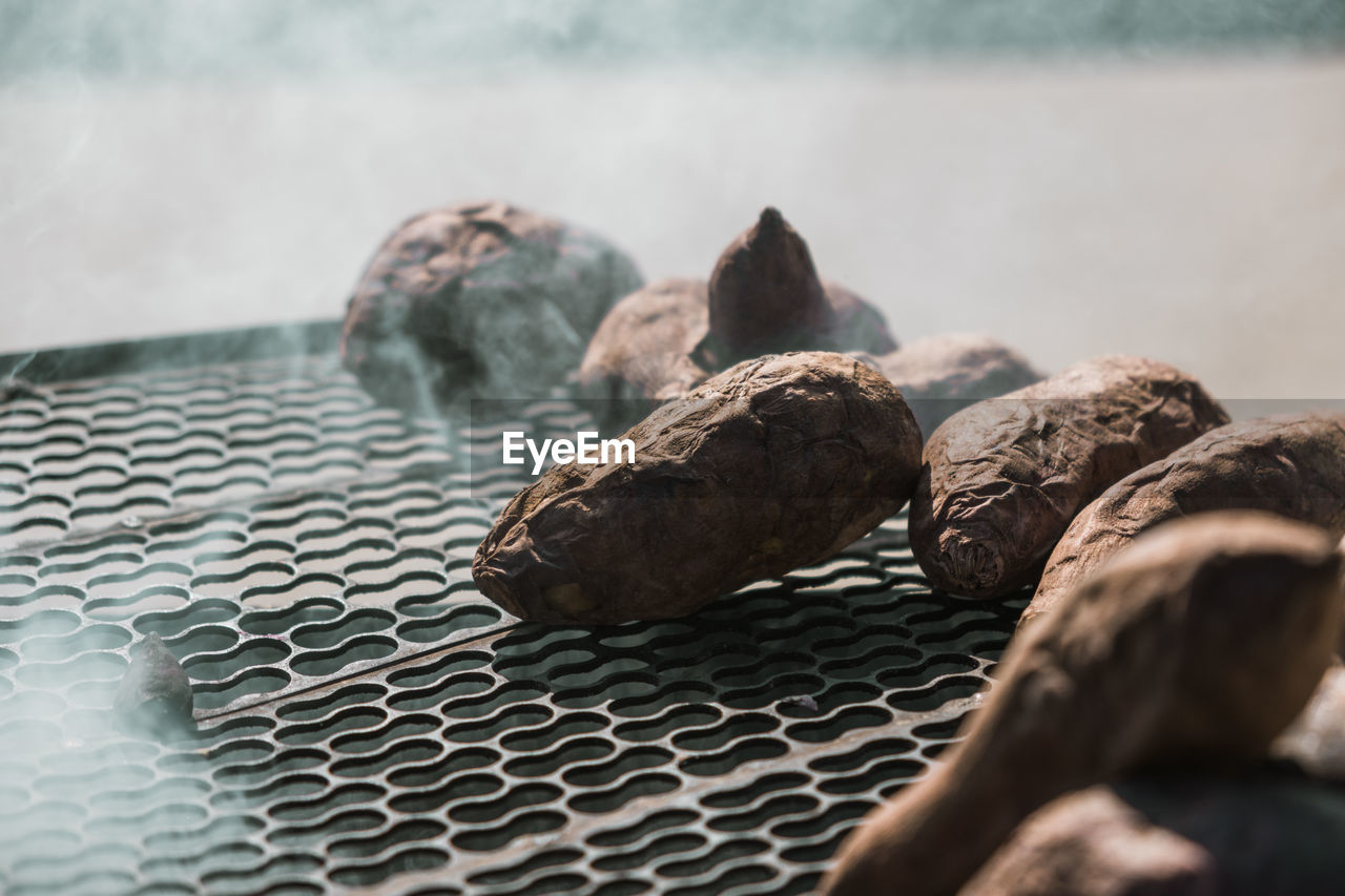 CLOSE-UP OF ROCKS ON ROCK